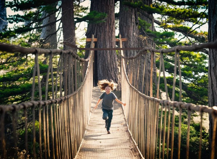 Criança correndo na ponte